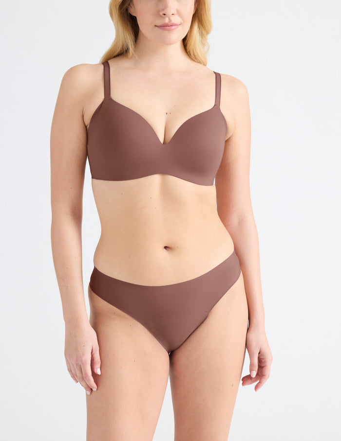 Isabelle has 40” hips and wearing KNIX M | Sola