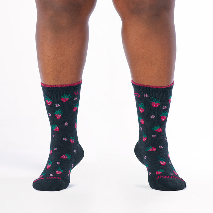model standing on toes wearing the strawberry fields cushioned crew in eclipse