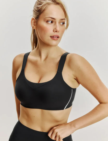 Sarah is a 34DD and wears a Knix size M+ | Black