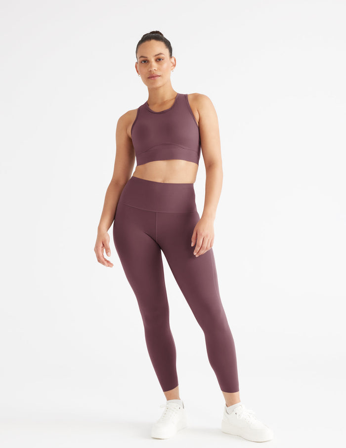 Tjalise has 42" hips and wears a Knix size M | Dahlia
