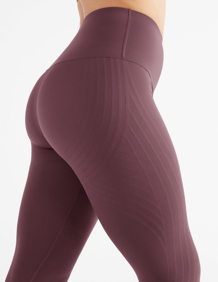 Tjalise has 42" hips and wears a Knix size M   | Dahlia