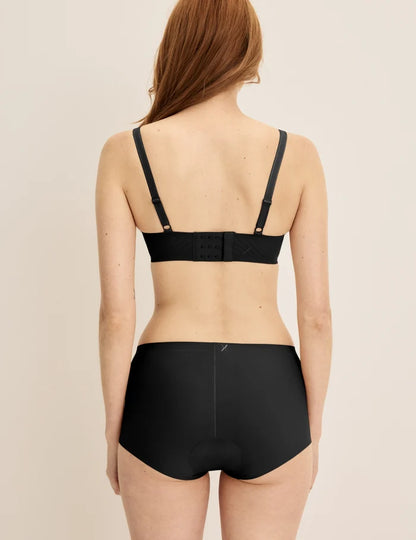 Molly has 36“ hips and wears KNIX S | Back view of model wearing the Leakproof UltraThin No-Show Boybrief highlighting the coverage and smooth fit | Black