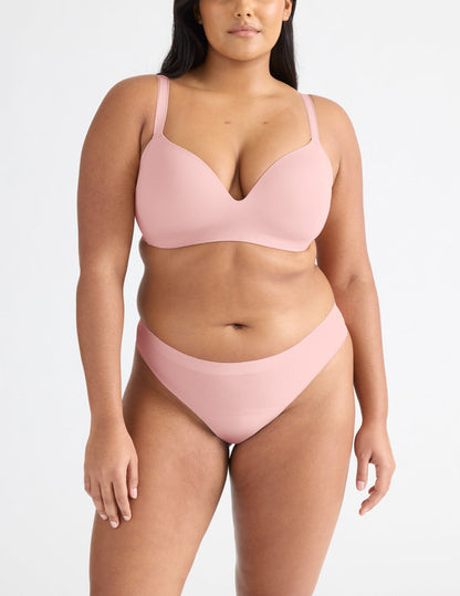 Adiya has 43" hips and wearing KNIX L | Rose Water