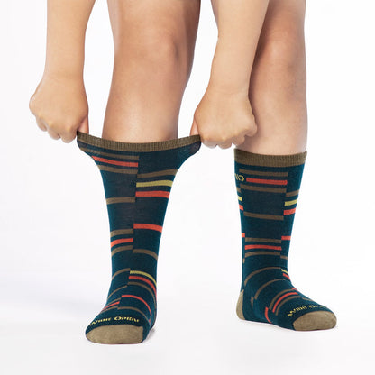 model stretching the cuff of the 9010 crossroads cushioned crew in navy