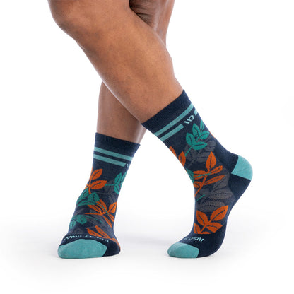 on model image with feet crossed wearing the 9009 island time in eclipse