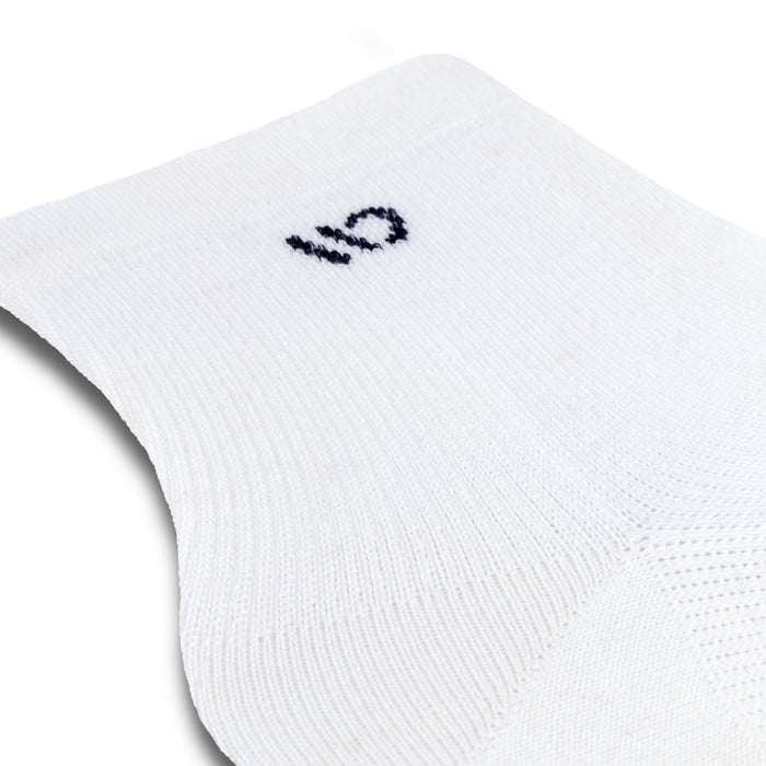 Close up detail image of the ankle on the 9014 solid lightweight quarter sock in white