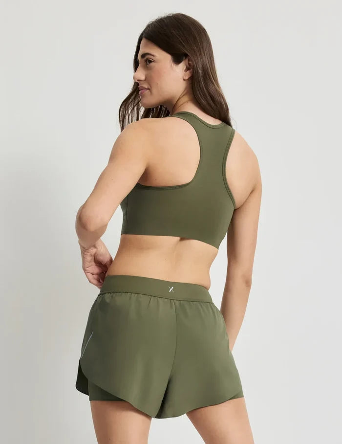Sofia is 32D and wears a Knix size S+ | Olive