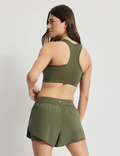 Sofia is 32D and wears a Knix size S+ | Olive