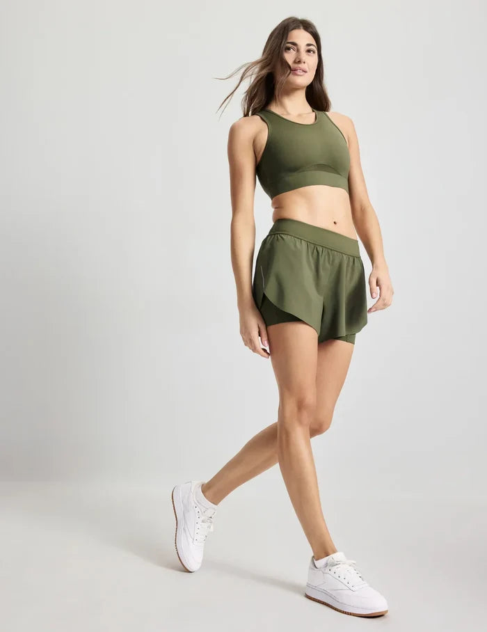 Sofia is 32D and wears a Knix size S+ | Olive