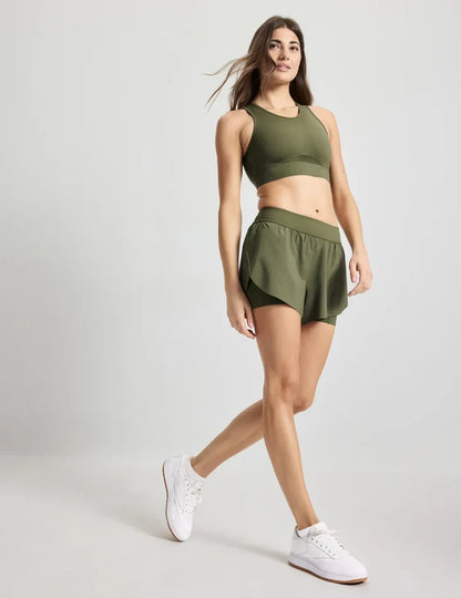 Sofia is 32D and wears a Knix size S+ | Olive