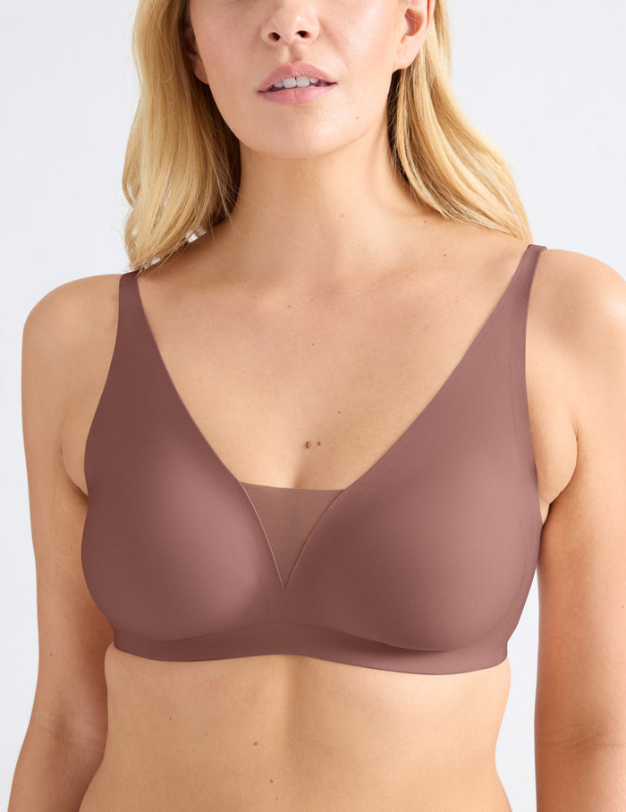 Isabelle is a 34DD and wearing KNIX M+ | Front view of model wearing the Revolution Shadow Mesh Bra, highlighting the neckline, strap design, and  silhouette | Sola