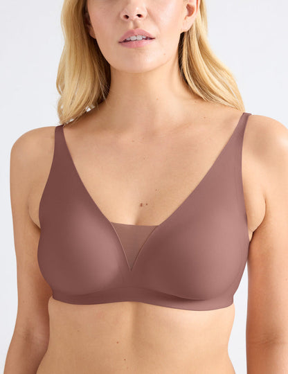 Isabelle is a 34DD and wearing KNIX M+ | Front view of model wearing the Revolution Shadow Mesh Bra, highlighting the neckline, strap design, and  silhouette | Sola