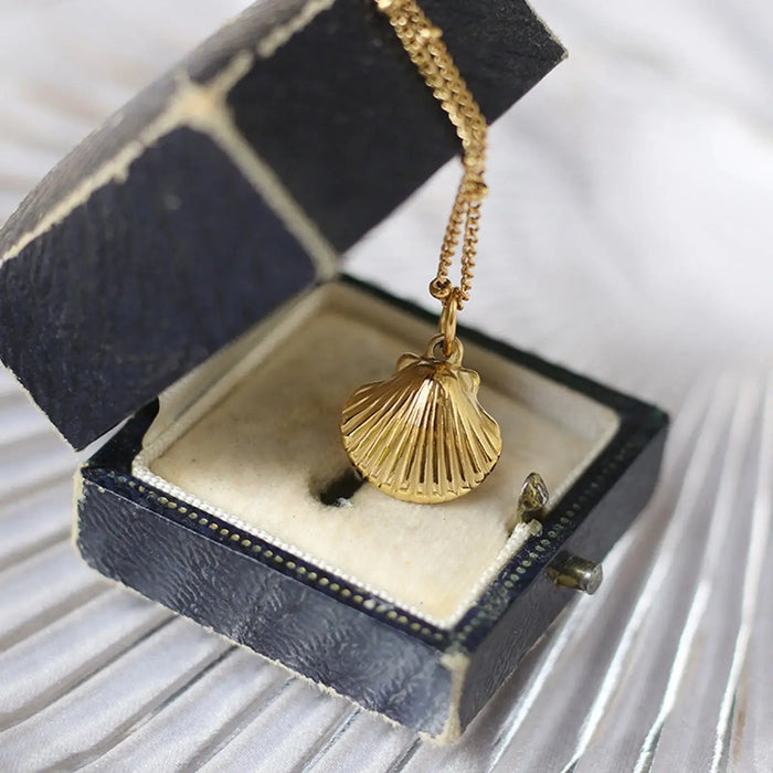Seashell Pendant Necklace Crushes.