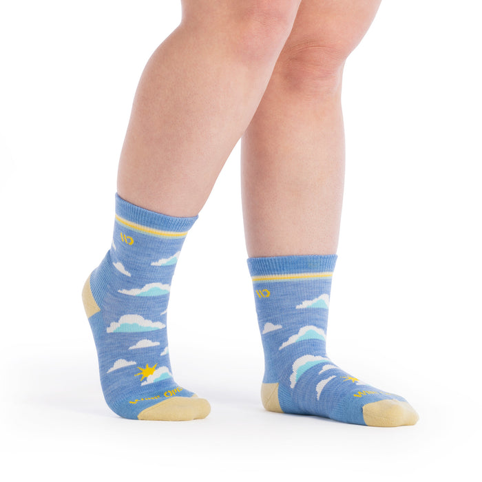 on model image with feet to the side  with one foot raised wearing the 9508 cloud hopper in sky