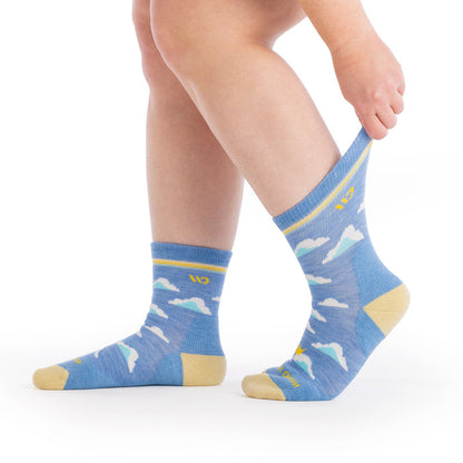 on model image with feet to the side and stretching the cuff on the 9508 cloud hopper in sky