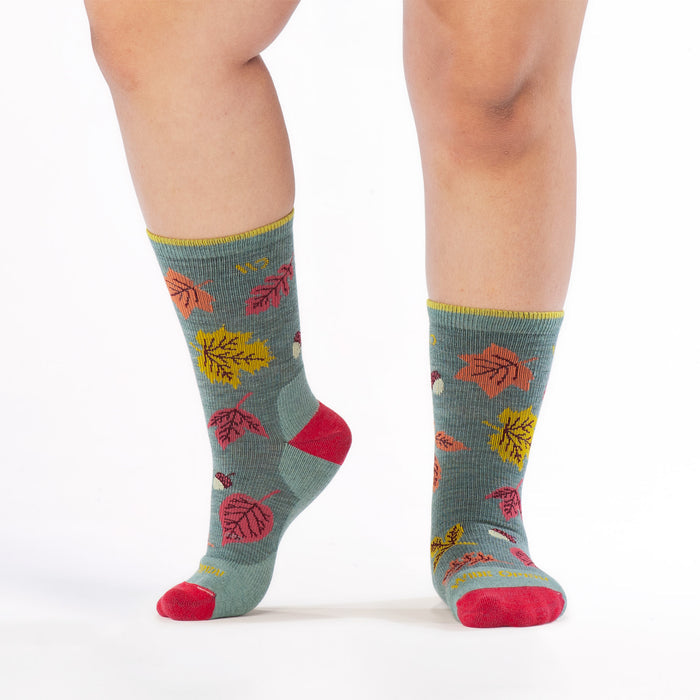 model standing with left foot raised on toes wearing the 9511 fall in love cushioned crew in seafoam