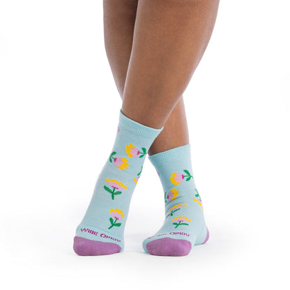 on model image of crossed feet wearing the 9507 full bloom cushioned micro crew in viola skylight