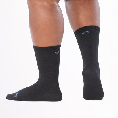 models feet from the back with right foot lifted wearing the 9513 solid basic lightweight crew in black