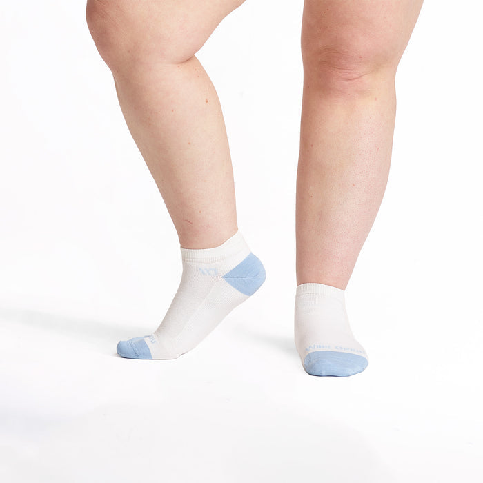 models feet with left foot lifted wearing the 9514 lightweight ankle sock in white