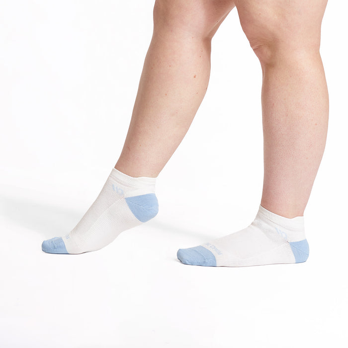 models feet pointed to the left wearing the 9514 lightweight ankle sock in white