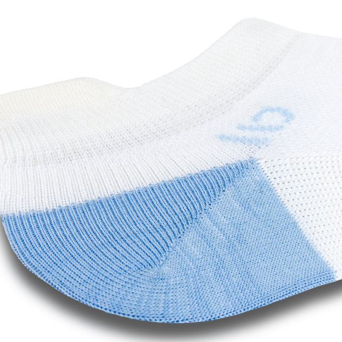 Close up detail image of the ankle on the 9514 solid lightweight ankle sock in white