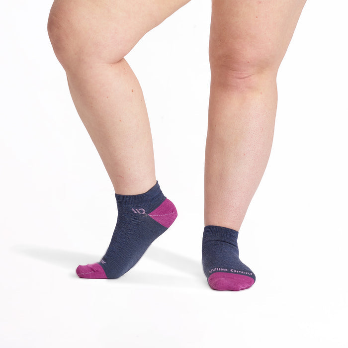Models feet with left foot lifted to the side wearing the 9514 ankle sock in denim