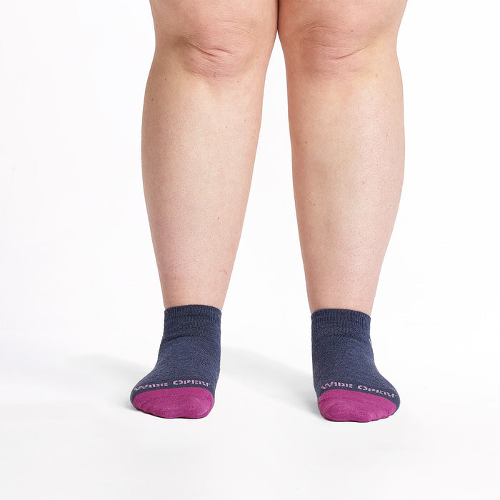 Models feet facing forward wearing the 9514 Lightweight ankle sock in denim