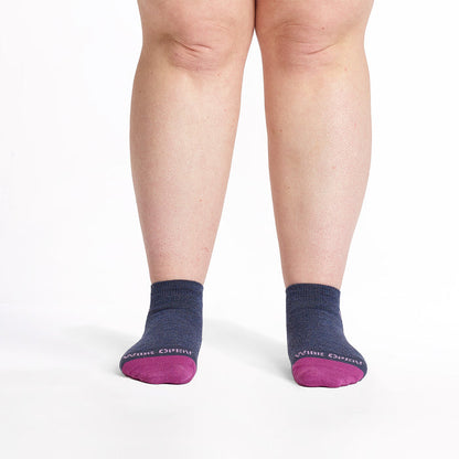 Models feet facing forward wearing the 9514 Lightweight ankle sock in denim