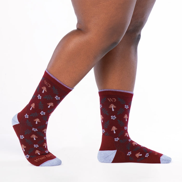model walking to the right with back foot lifted wearing the 9512 wildwood cushioned crew in burgundy