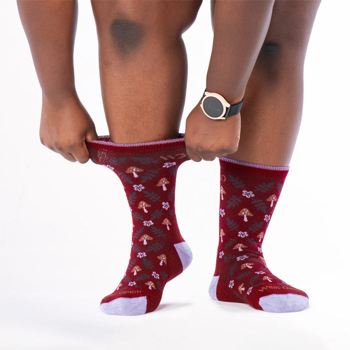 model stretching the cuff of the the 9512 wildwood cushioned crew in burgundy