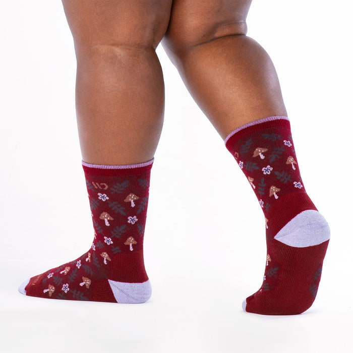 model walking away with right foot lifted wearing the 9512 wildwood cushioned crew in burgundy
